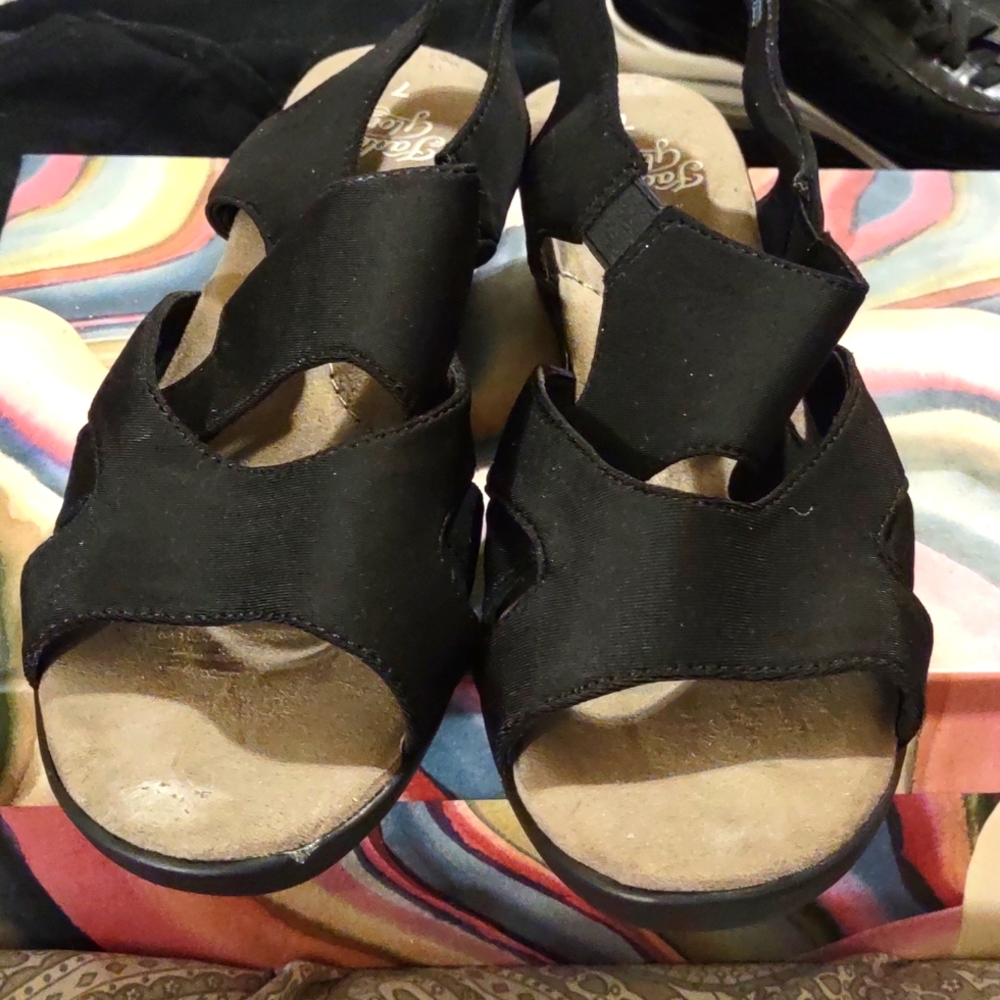 FADED GLORY WORN 1 TIMES, LOOKS LIKE NEW, OPEN TOE WELL PADDED SIZE 7